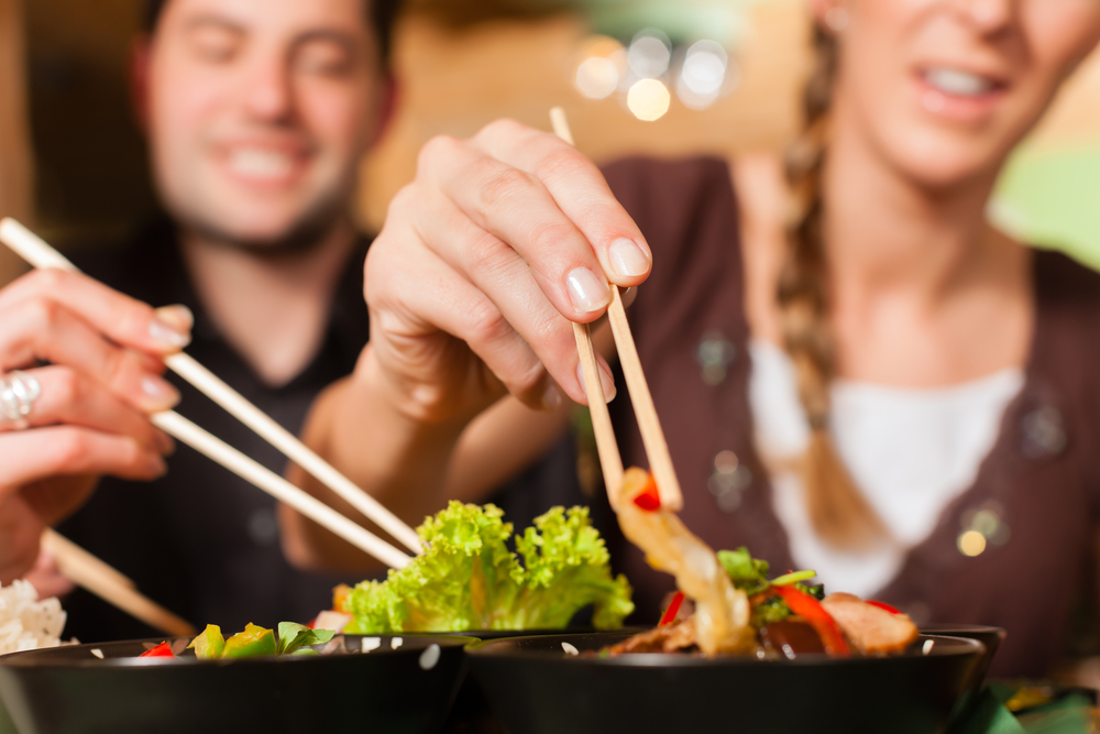 how to eat chinese food with chopsticks