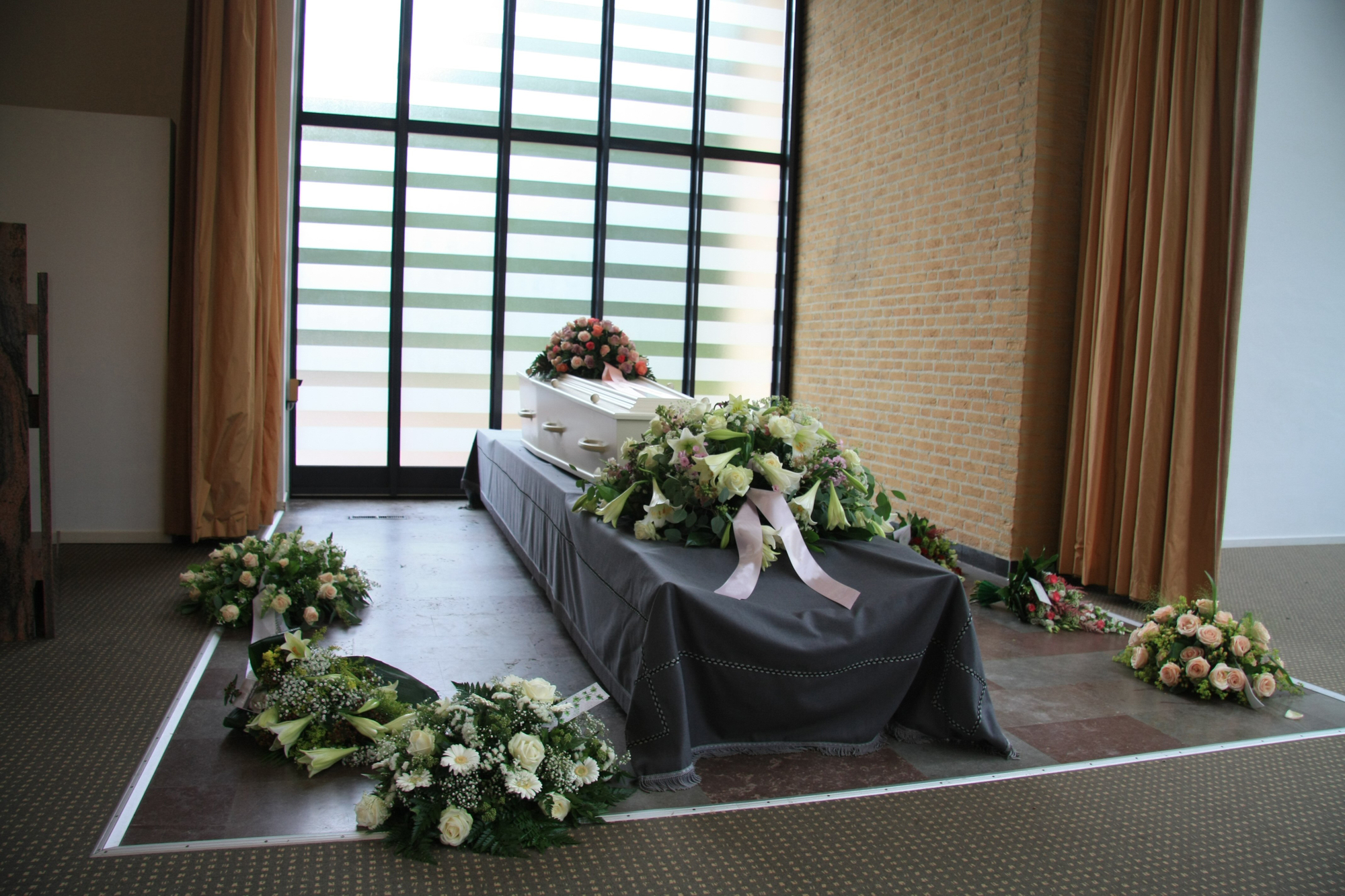 3-considerations-when-choosing-between-open-closed-caskets-leesman