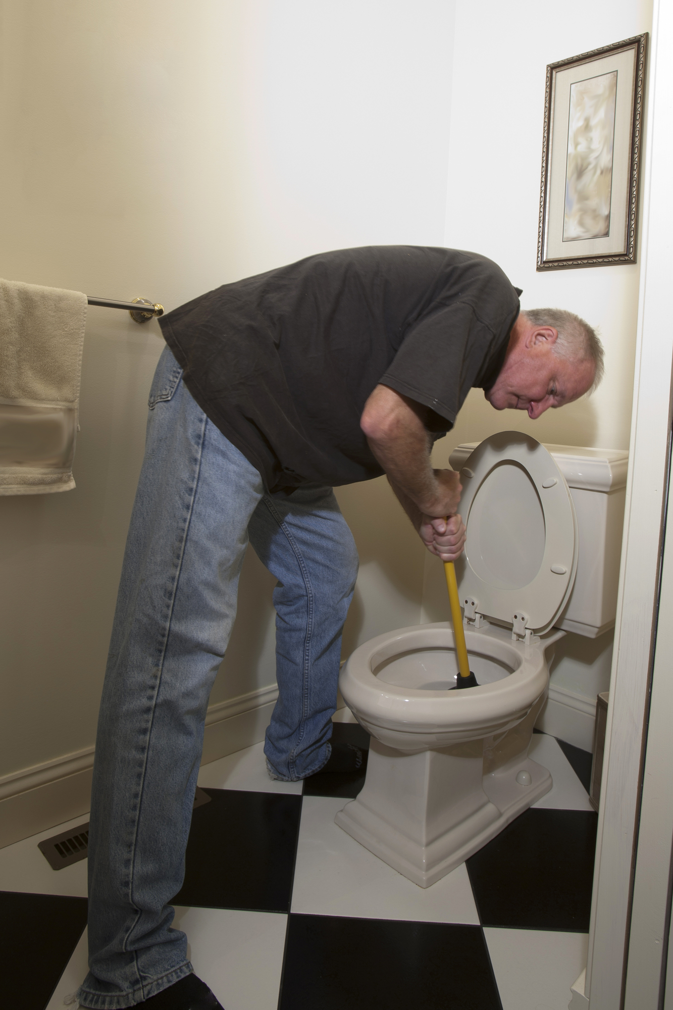 how-to-use-a-plunger-the-right-way-arrowhead-plumbing