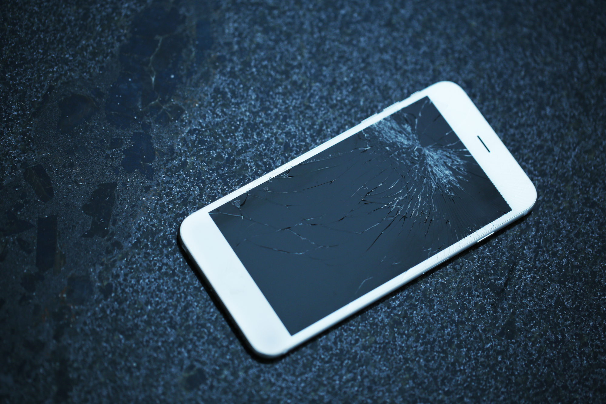 Сломанный телефон с друзьями. Разбитый айфон на асфальте. Разбитый экран планшета. Сломанный телефон. Разбитый телефон на асфальте фото.